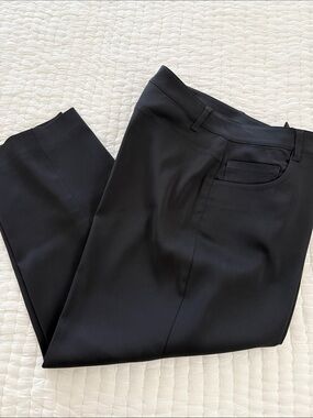 Womyn Black Satiny Cropped Pants/Jeans Cut Size 8